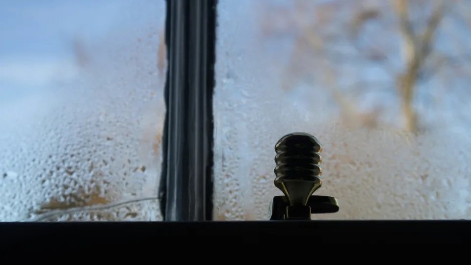 Kaip lengvai sumažinti langų kondensatą? Vienas veiksmingas sprendimas