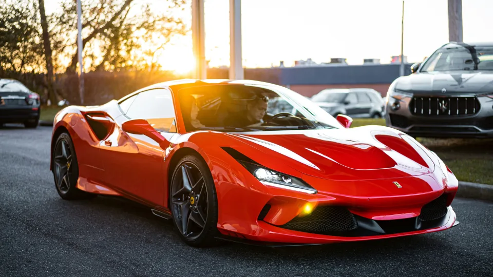 Naujasis elektrinis „Ferrari" debiutavo: atrodo įspūdingai, bet gerbėjai pasakė tiesą į akis