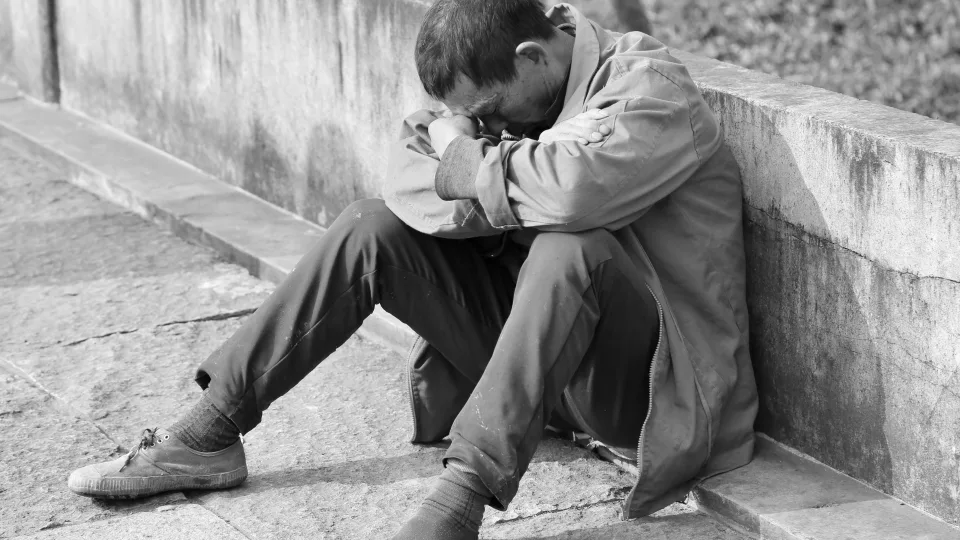 8 tylūs požymiai, kad jūsų artimas vyras išgyvena emocinę krizę, bet apie tai nekalba