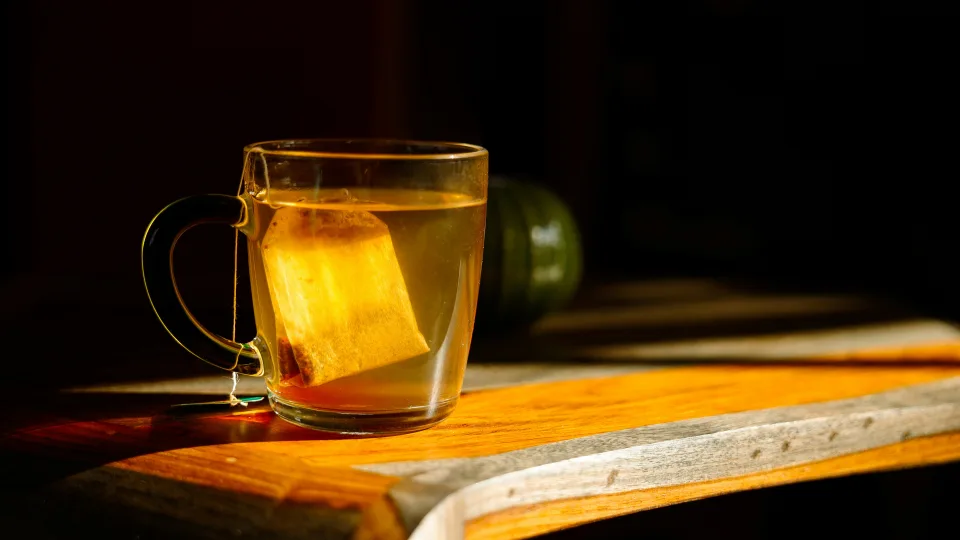 Šokiruojanti tiesa apie rytinę arbatą: kiek mikroplastiko iš tiesų patenka į jūsų puodelį?