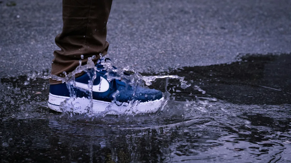 Genialus triukas su virtuvinėmis priemonėmis, po kurio batai neperšlaps net per didžiausią lietų