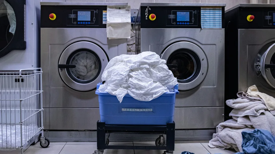Skalbiate teisingai, bet drabužiai vis tiek nemaloniai kvepia? Greičiausiai kartojate vieną klaidą