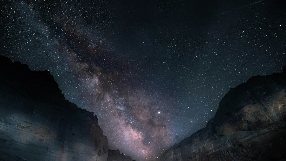 Mokslininkai sunerimo: Paukščių tako centre gali slypėti kažkas pavojingesnio nei juodoji skylė