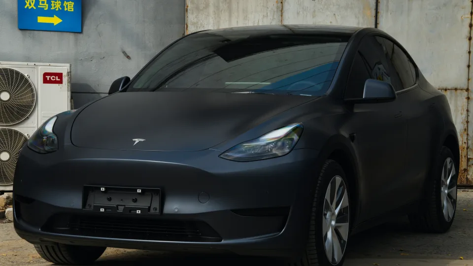 Automobilių revoliucija ar saugumo spaudimas? Įstatymas gali pakeisti „Tesla“ durų koncepciją