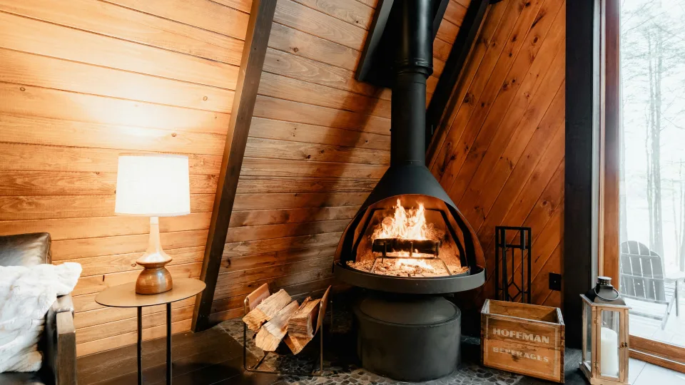 Namai virs tikra pirtimi: senas krosnininko triukas šilumą sustiprina net keturis kartus