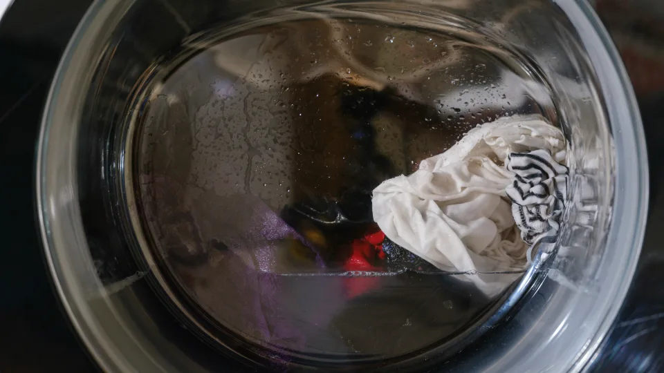 Moterys masiškai perka pigias skalbimo kapsules, bet ne skalbimui: priežastis stebina