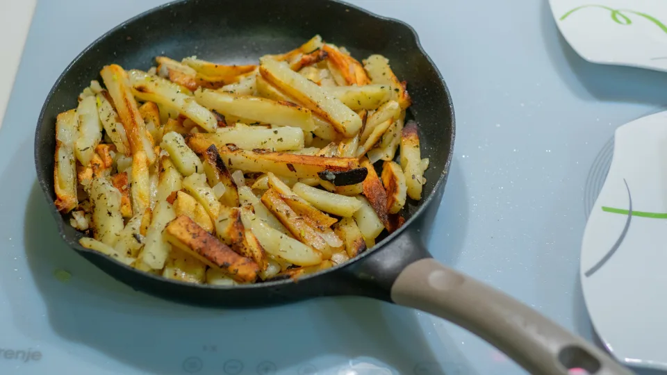 Visą gyvenimą bulves kepiau neteisingai: vienas paprastas triukas viską pakeitė