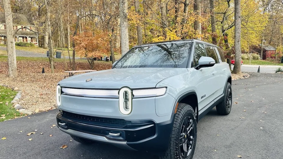 Elektromobilių gamintojas pirmą kartą uždirbo pelną: ar pigesnė naujovė pakeis visą rinką?