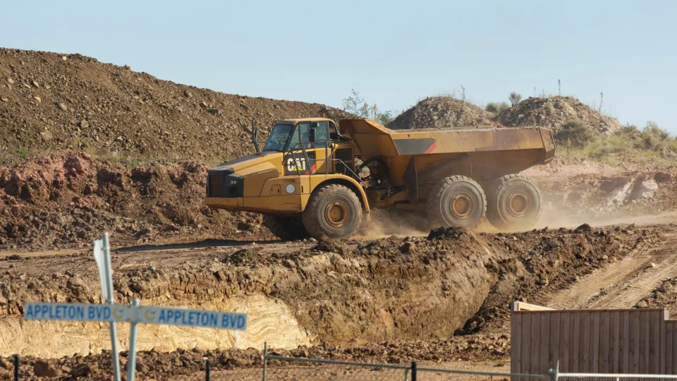 Milžiniškas žingsnis link nulinių emisijų: pristatyti elektriniai kasybos galiūnai visiškai be dyzelio