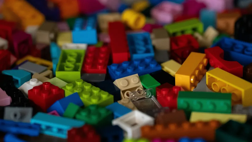 Be mikrovaldiklio ir sudėtingų schemų: iš „Lego“ kaladėlių ir magneto sukurtas tikras variklis