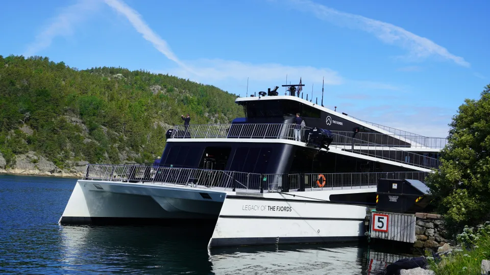 Net 130 metrų milžinas be kuro: didžiausias pasaulyje elektrinis keltas jau atsidūrė vandenyje