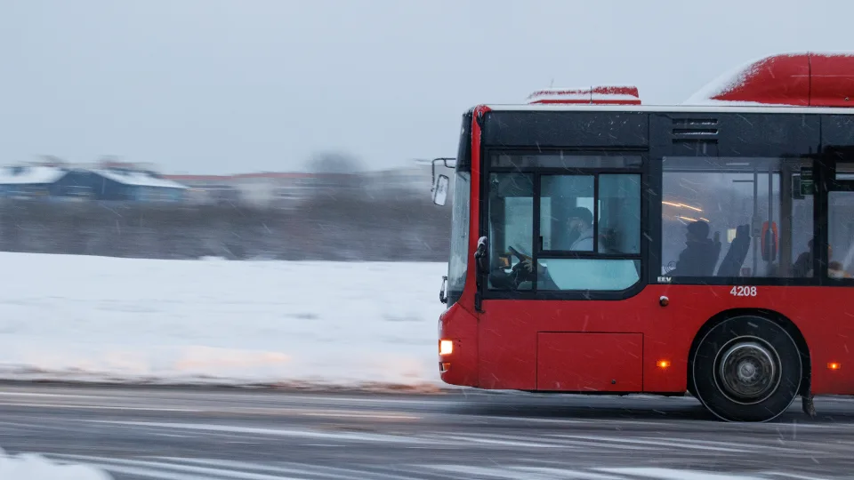 Autobuso stabdymas Vilniuje virto drama: nukrito dvi moterys, prireikė net ir medikų pagalbos