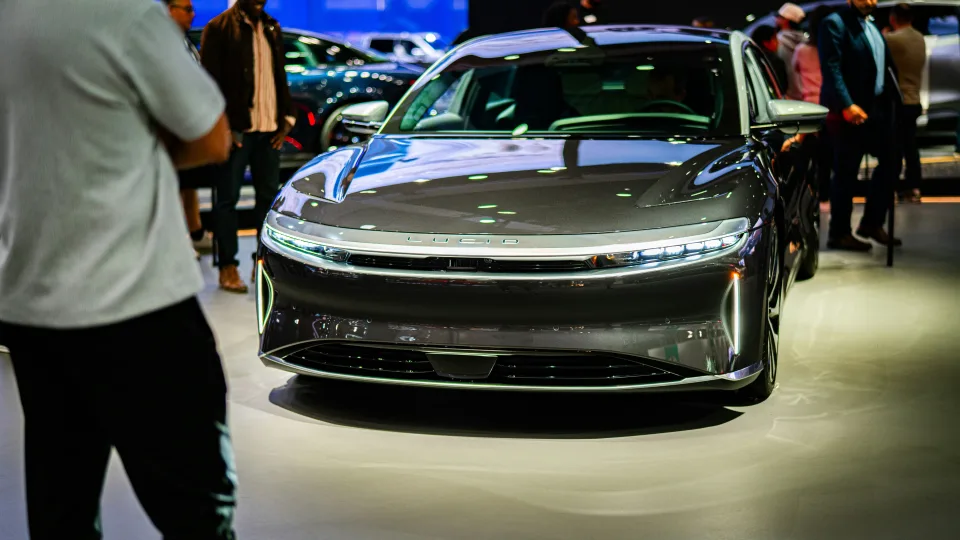 Kalifornija atsitraukė: „Tesla" ir toliau gali vykdyti prekybą, nepaisant anksčiau pateiktų kaltinimų