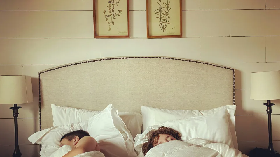 4 britų gydytojo patarimai, galintys sumažinti ar net sustabdyti knarkimą