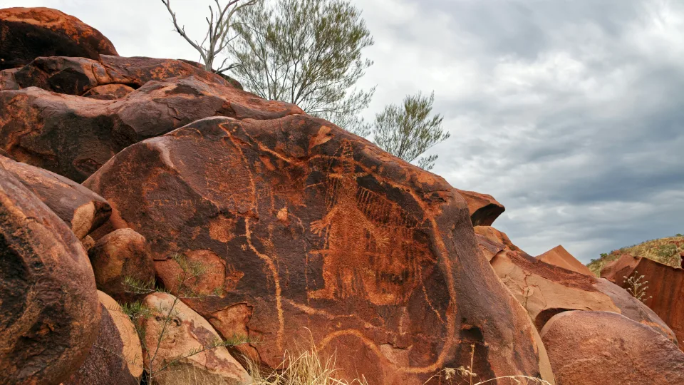 Venesueloje aptiktas tūkstančių metų senumo petroglifas su paslaptingomis žmogaus figūromis