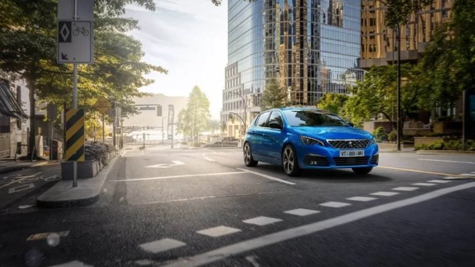 Dyzelinių automobilių Europoje liks vis mažiau: dar vienas gamintojas paskelbė ambicingus savo planus