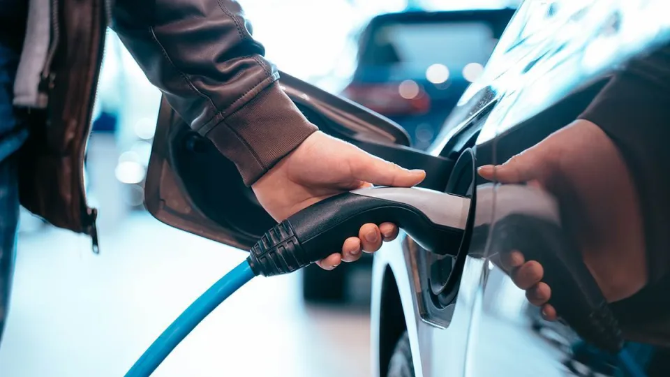 Suprasti naujausius automobilius: kaip atsirado hibridinės mašinos ir kokie jų skirtumai