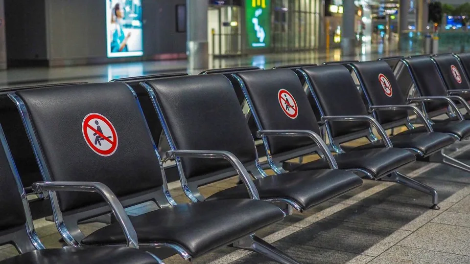 Dronai virš Vokietijos oro uostų sukėlė chaosą: atšaukta dešimtys skrydžių, tūkstančiai keleivių įstrigo