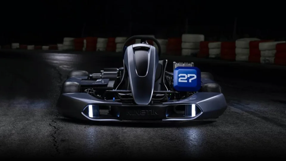 Kartingų mėgėjai liks apakę: „Kinetik“ pristatė įspūdingo dizaino ir galios gokartą
