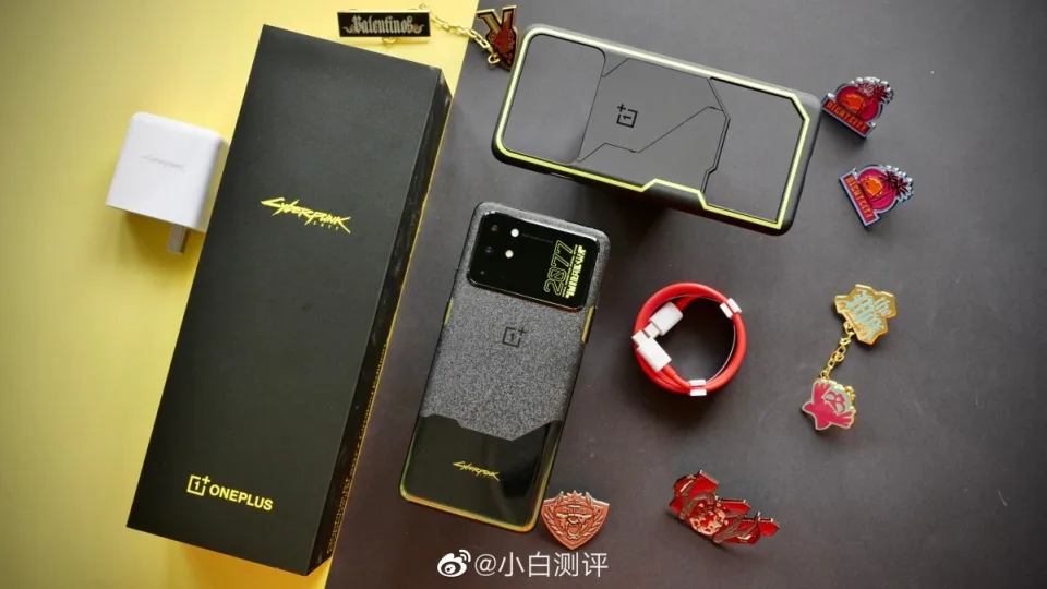 „OnePlus“ pademonstravo išskirtinį „OnePlus 8T“ modelį, kuri skirtas „Cyberpunk 2077“ gerbėjams