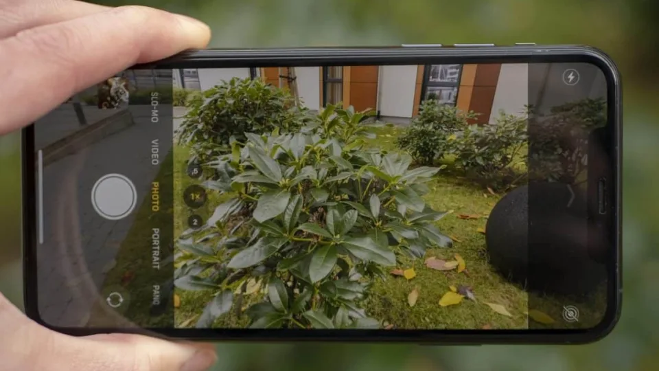 Momentinės fotografijos gimtadienis: nuo metalinių lentelių iki trijų objektyvų kišenėje