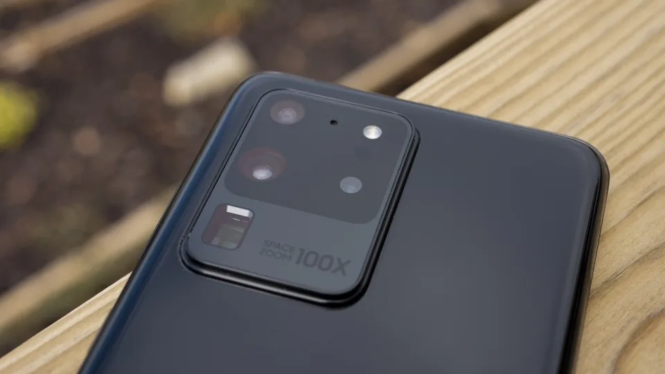 „Samsung“ ketina atnaujinti savo flagmanų kameras: „Galaxy S21 Ultra“ modelio laukia dideli pokyčiai
