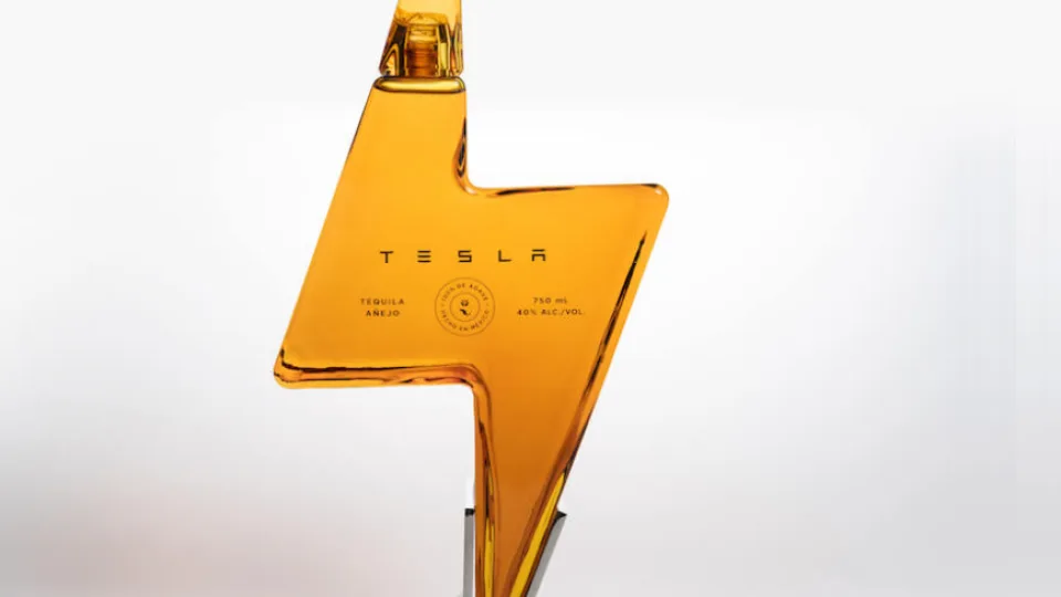 „Tesla" nusprendė pardavinėti ir tekilą: butelio kaina verčia prisėsti