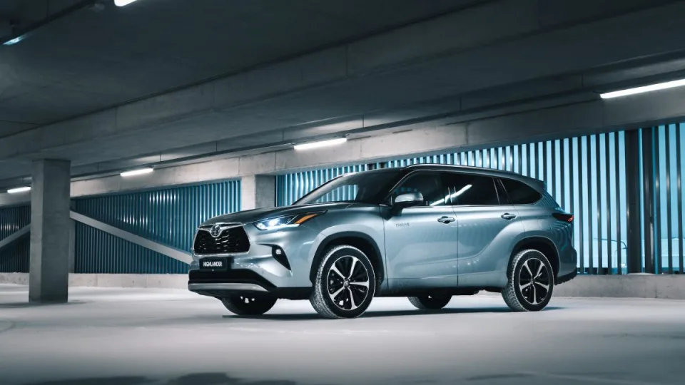 BMW, „Mercedes-Benz” ir „Audi” - pasislinkite: didžiausias „Toyota“ hibridinis visureigis atvyko į Lietuvą