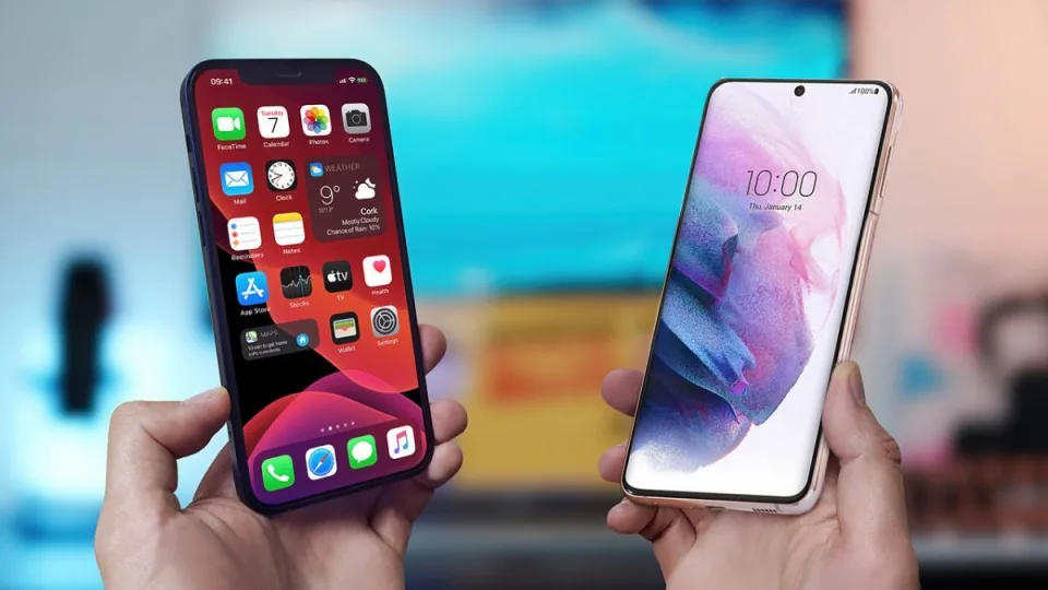 „Samsung Galaxy S21“ ir „iPhone 12“ specifikacijų palyginimas: kurį populiarų flagmaną pasirinkti?