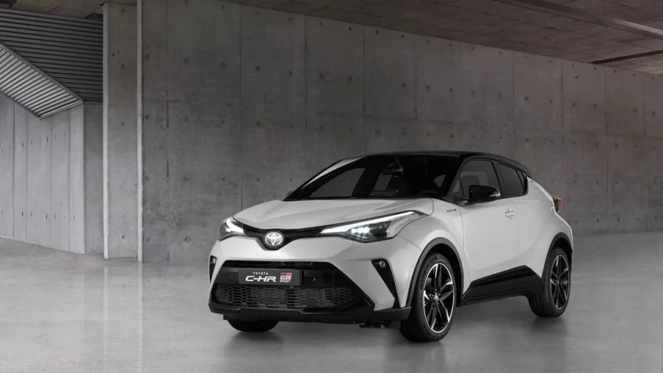 Populiarusis miesto „spuogas” tapo karštesnis: „Toyota“ pristatė sportiškiausią C-HR krosoverio versiją „GR Sport“