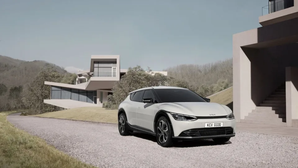 Pasigrožėkite nauju „Kia” elektromobiliu: gamintojas atsikratė „bjauriojo ančiuko” rūbų?