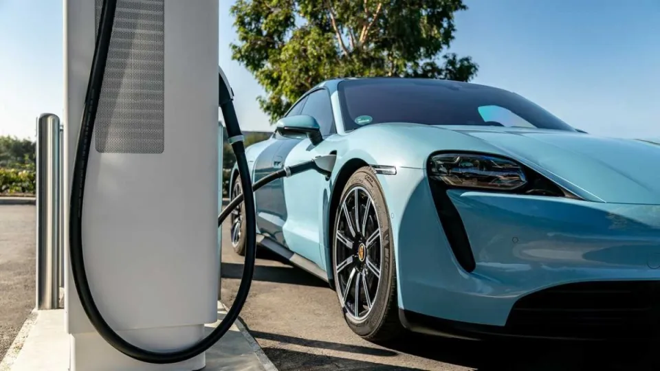 Puikių naujienų sulaukė elektromobilių savininkai: Lietuvoje atidaryti pirmoji „Elektrum Drive“ viešo įkrovimo stotelė