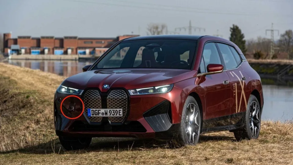 Turbūt didžiausias kuriozas šiemet: naujausio BMW nuotraukoje matomas „Mercedes-Benz“