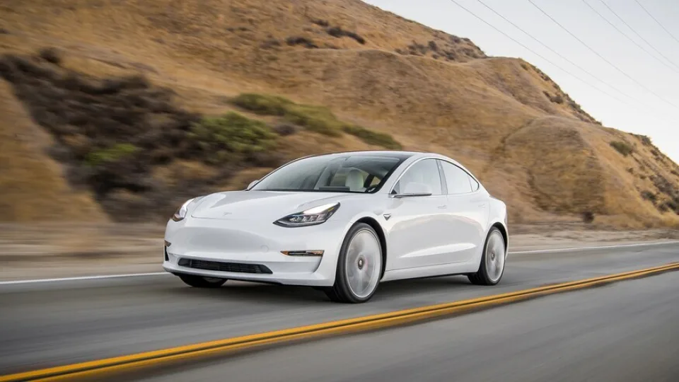 Paaiškėjo populiariausi 2021 metų automobiliai Europoje: laurus nuskynė „Tesla“ elektromobilis ir lietuvių pamėgtas VW modelis