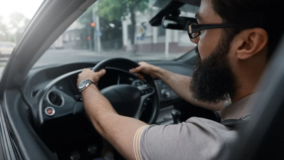 Jūsų automobilis dreba ir galvojate, kad kaltas variklis? Tikroji to priežastis gali būti gerokai paprastesnė