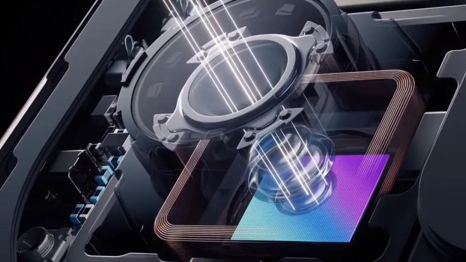 „Xiaomi“ atsisakys betvarkės telefono nugarėlėje: 3 kameras sutalpins į vieną