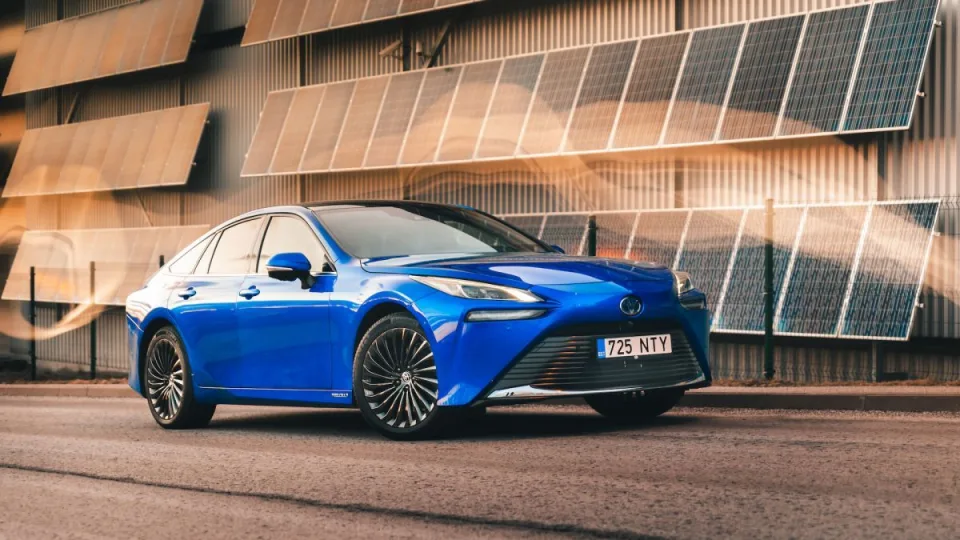 Vandenilinių automobilių era prasidėjo: „Toyota Mirai” atkeliauja į Lietuvą