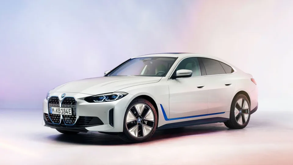 „BMW” vadovas peikia elektromobilius: jam jie visi atrodo vienodai, „BMW” neplanuoja atsisakyti vidaus degimo variklių