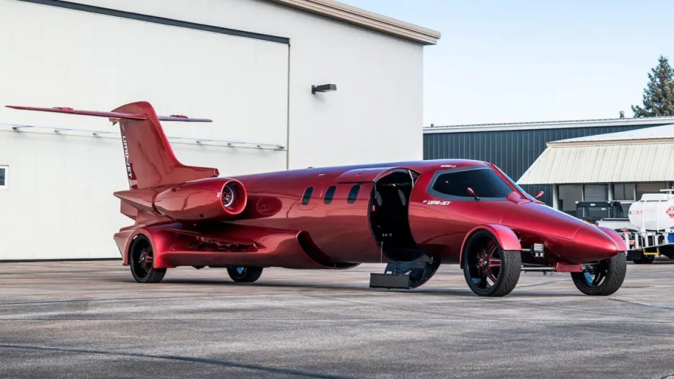 Parduodamas keisčiausias limuzinas pasaulyje: lėktuvas ar automobilis, o gal abu?