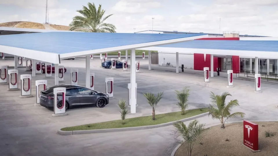 „Tesla” sugalvojo ką veikti, kol automobilis įkraunamas: prie stotelių statys senovinę užkandinę