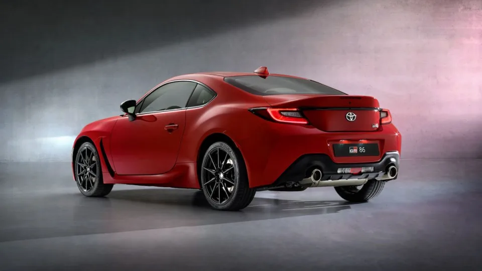 „Toyota” fanai krykštauja iš džiaugsmo: pristatytas daugeliui prieinamas sportinis „GR 86” modelis