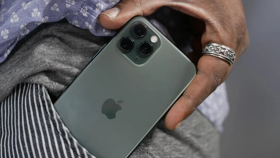 „Apple“ ruošia ne tik sulenkiamus įrenginius, bet ir atnaujintą „Face ID“ technologiją, kuri būtų montuojama po ekranu