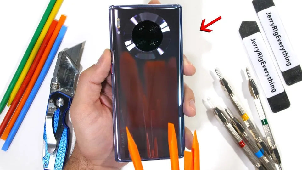 „Huawei Mate 30 Pro” puikiai pasirodė atsparumo teste - telefonas itin kokybiškas