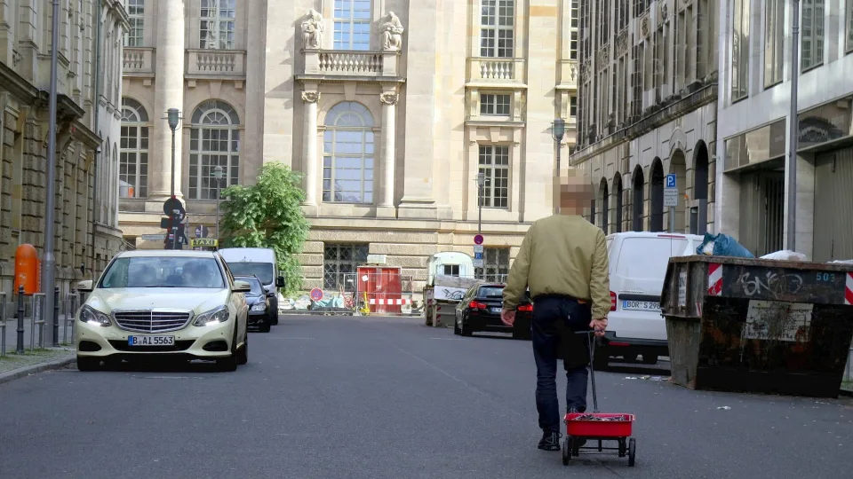 Vyras, vilkdamas vežimėlį su 99 telefonais, apkvailino „Google Maps” ir sukėlė krūvą problemų