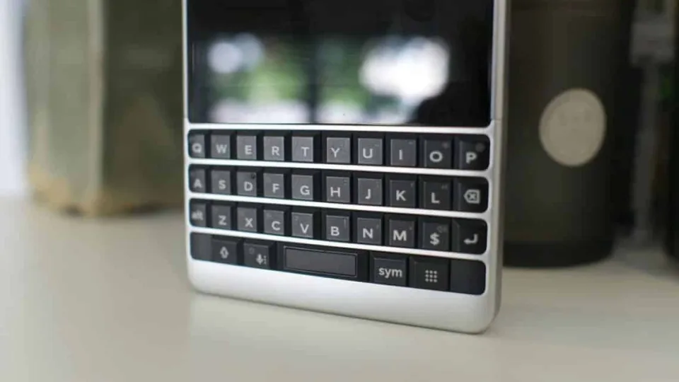 „BlackBerry“ skaičiuoja paskutines dienas? TCL paskelbė apie pardavimų nutraukimą