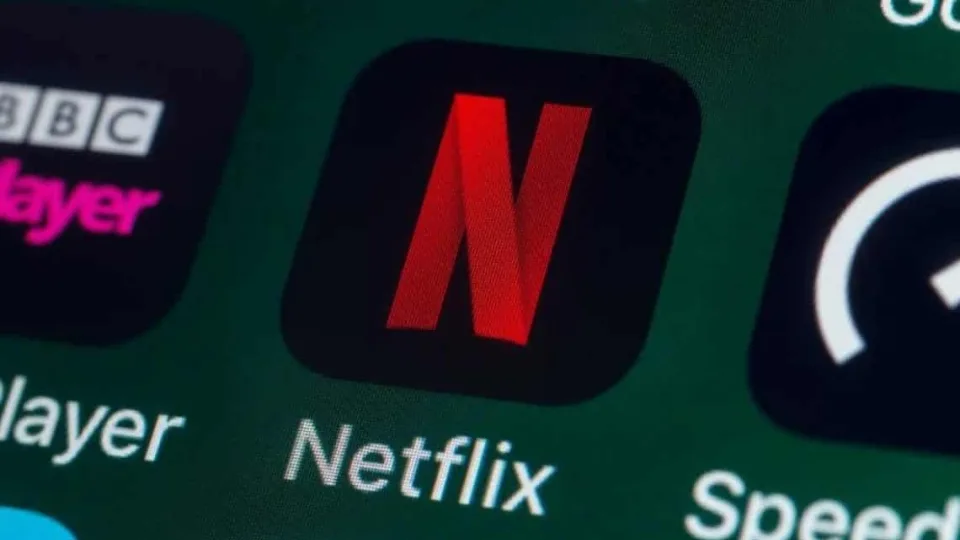 „Netflix“ tyliai atėmė mygtuką: transliavimas į TV nebeveikia, ar ruošiamas naujas mokamas planas?