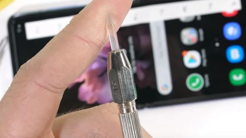 Patikrintas naujojo „Samsung” sulenkiamo telefono patvarumas: atskleistas gamintojo gudravimas