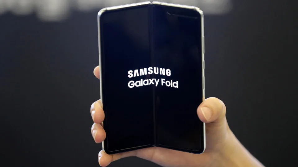 Antroje metų pusėje pasirodantis „Galaxy Fold 2“ gali turėti kamerą po ekranu