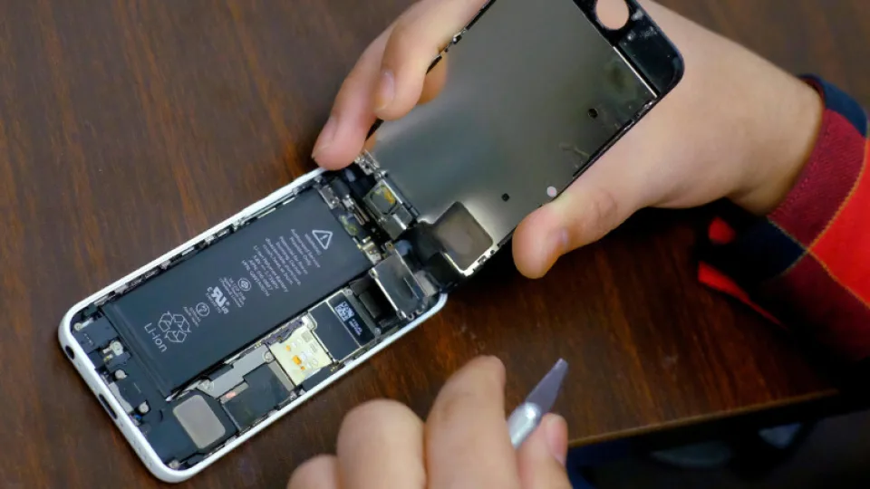 Pasiilgote telefonų su keičiamomis baterijomis? Tokie įrenginiai ir vėl gali grįžti į rinką