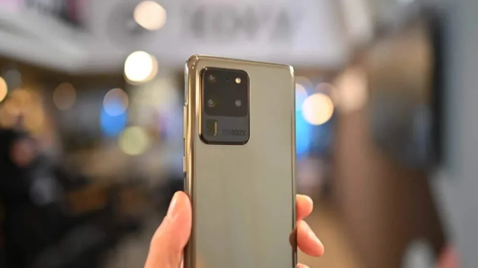 Brangiausio „Samsung“ flagmano atsparumas nuvils daugumą – telefonas suskilo jau po pirmo nukritimo